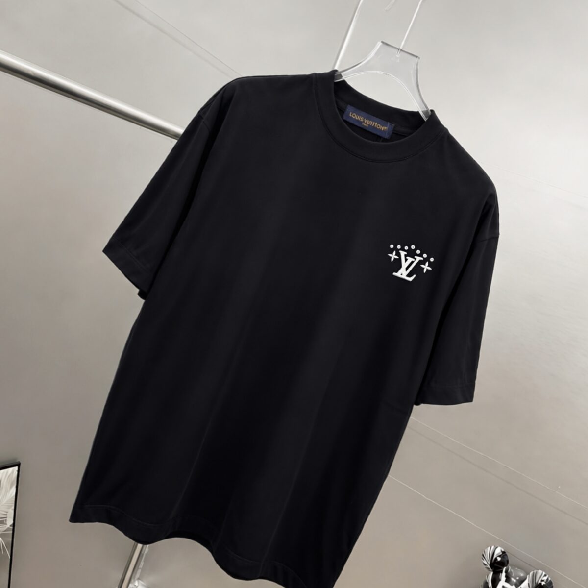 P75 1v～ Lv路易logo刺绣字母 《区别通货面料》7a抗菌短袖tee 上身十分舒适，男女同款半袖，落肩宽松版型 颜色: 黑色 白色 咖啡色 尺码：S（90-130斤） M（125-150斤） L（135-165斤） XL（160-190斤） XXL（185-220斤）