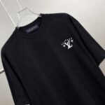 P75 1v～ Lv路易logo刺绣字母 《区别通货面料》7a抗菌短袖tee 上身十分舒适，男女同款半袖，落肩宽松版型 颜色: 黑色 白色 咖啡色 尺码：S（90-130斤） M（125-150斤） L（135-165斤） XL（160-190斤） XXL（185-220斤）