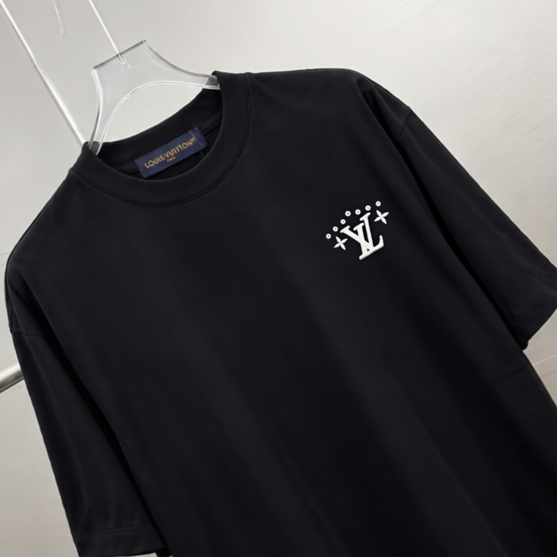 P75 1v～ Lv路易logo刺绣字母 《区别通货面料》7a抗菌短袖tee 上身十分舒适，男女同款半袖，落肩宽松版型 颜色: 黑色 白色 咖啡色 尺码：S（90-130斤） M（125-150斤） L（135-165斤） XL（160-190斤） XXL（185-220斤）