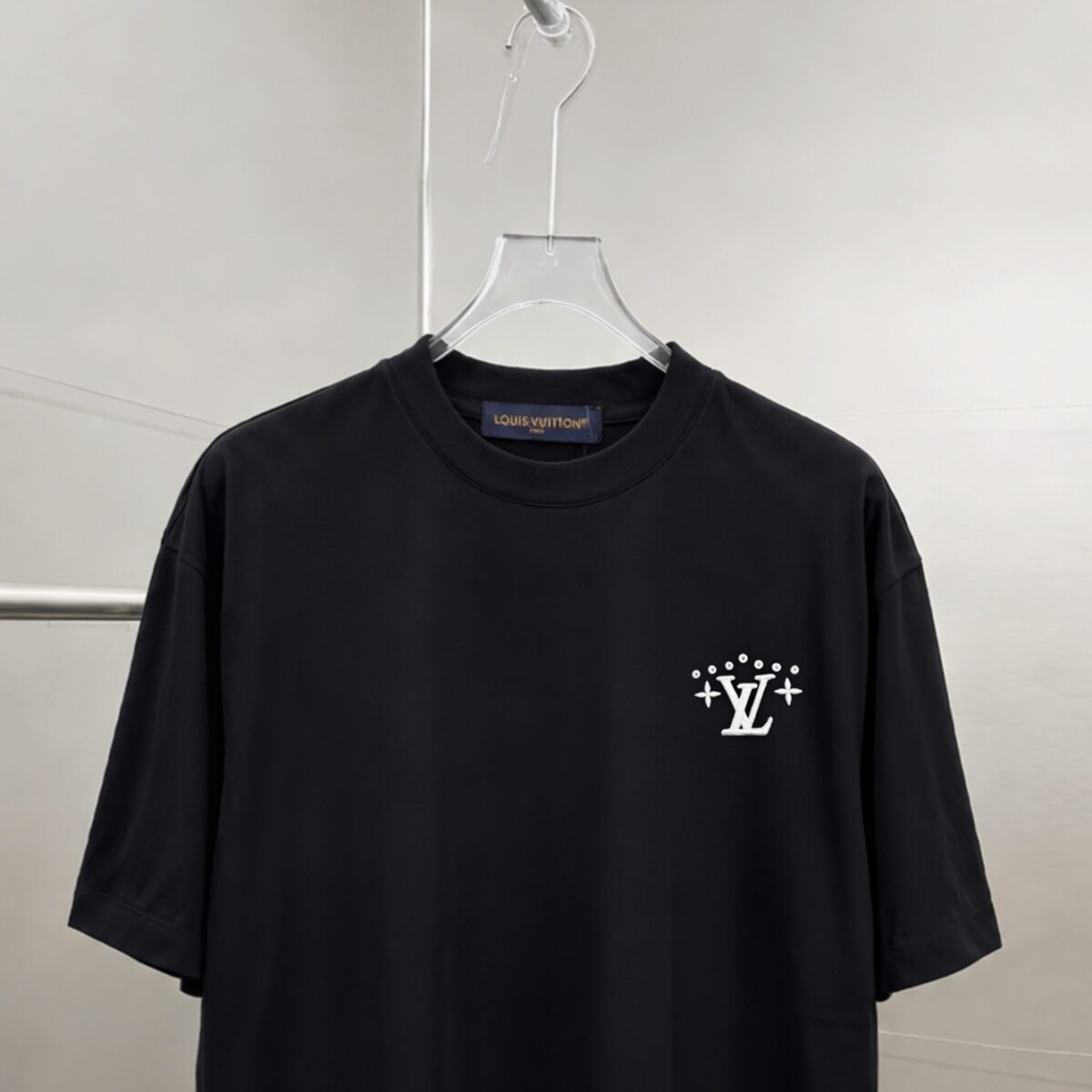 P75 1v～ Lv路易logo刺绣字母 《区别通货面料》7a抗菌短袖tee 上身十分舒适，男女同款半袖，落肩宽松版型 颜色: 黑色 白色 咖啡色 尺码：S（90-130斤） M（125-150斤） L（135-165斤） XL（160-190斤） XXL（185-220斤）