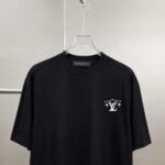 P75 1v～ Lv路易logo刺绣字母 《区别通货面料》7a抗菌短袖tee 上身十分舒适，男女同款半袖，落肩宽松版型 颜色: 黑色 白色 咖啡色 尺码：S（90-130斤） M（125-150斤） L（135-165斤） XL（160-190斤） XXL（185-220斤）