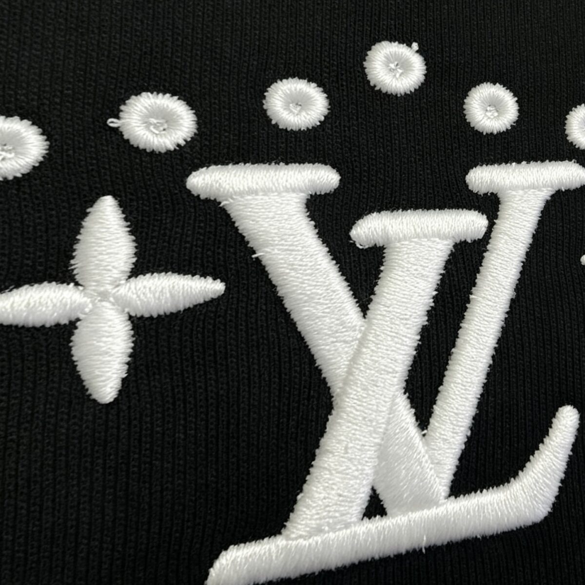 P75 1v～ Lv路易logo刺绣字母 《区别通货面料》7a抗菌短袖tee 上身十分舒适，男女同款半袖，落肩宽松版型 颜色: 黑色 白色 咖啡色 尺码：S（90-130斤） M（125-150斤） L（135-165斤） XL（160-190斤） XXL（185-220斤）