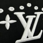 P75 1v～ Lv路易logo刺绣字母 《区别通货面料》7a抗菌短袖tee 上身十分舒适，男女同款半袖，落肩宽松版型 颜色: 黑色 白色 咖啡色 尺码：S（90-130斤） M（125-150斤） L（135-165斤） XL（160-190斤） XXL（185-220斤）