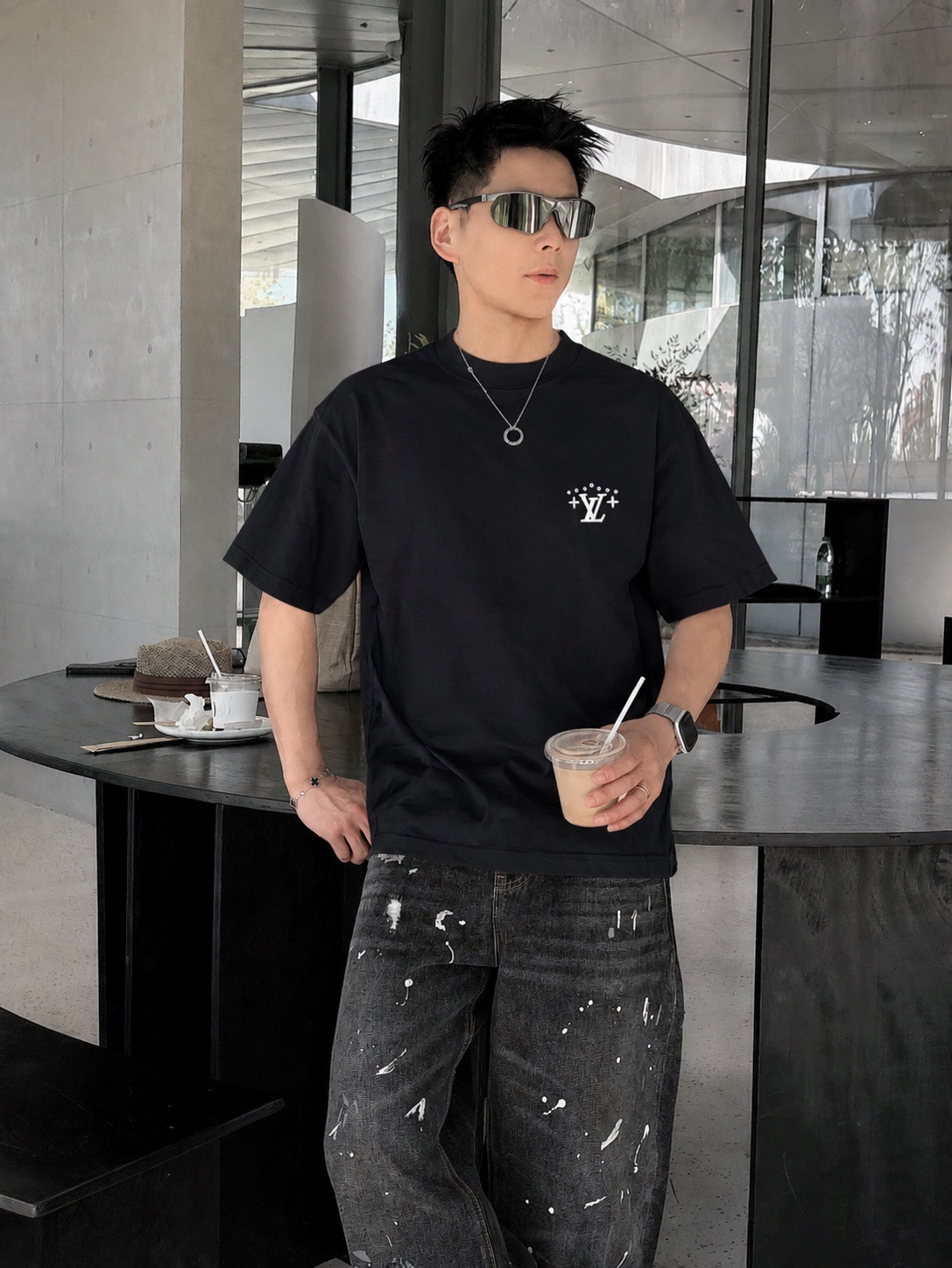 P75 1v～ Lv路易logo刺绣字母 《区别通货面料》7a抗菌短袖tee 上身十分舒适，男女同款半袖，落肩宽松版型 颜色: 黑色 白色 咖啡色 尺码：S（90-130斤） M（125-150斤） L（135-165斤） XL（160-190斤） XXL（185-220斤）