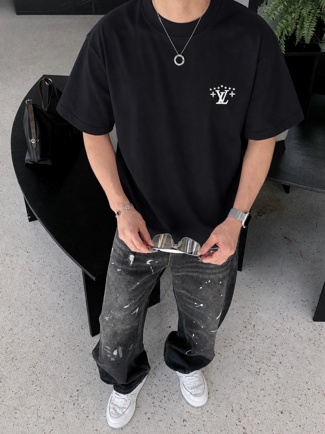 P75 1v～ Lv路易logo刺绣字母 《区别通货面料》7a抗菌短袖tee 上身十分舒适，男女同款半袖，落肩宽松版型 颜色: 黑色 白色 咖啡色 尺码：S（90-130斤） M（125-150斤） L（135-165斤） XL（160-190斤） XXL（185-220斤）