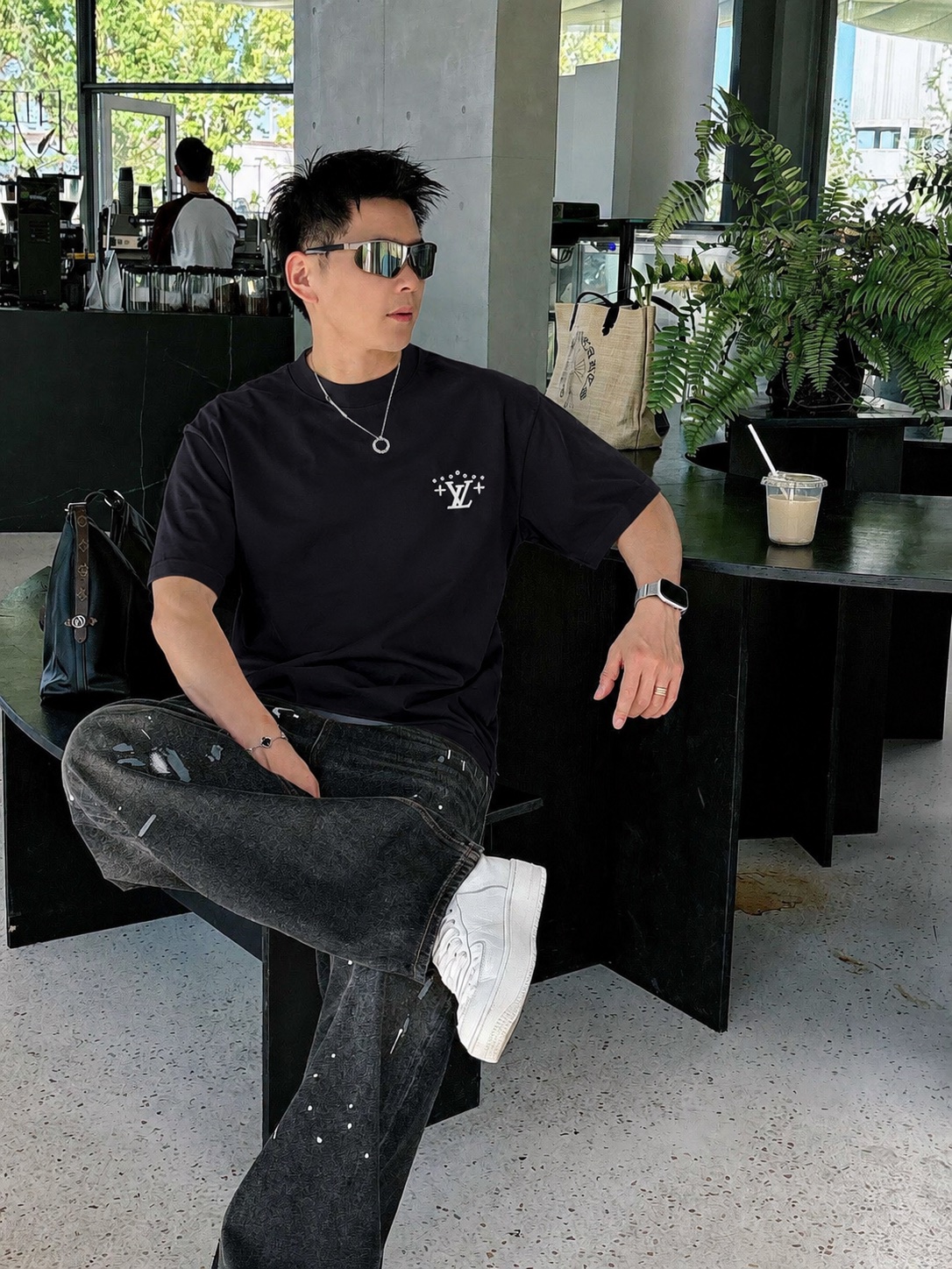 P75 1v～ Lv路易logo刺绣字母 《区别通货面料》7a抗菌短袖tee 上身十分舒适，男女同款半袖，落肩宽松版型 颜色: 黑色 白色 咖啡色 尺码：S（90-130斤） M（125-150斤） L（135-165斤） XL（160-190斤） XXL（185-220斤）