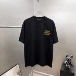 P75 1v～ Lv路易logo刺绣字母 《区别通货面料》7a抗菌短袖tee 上身十分舒适，男女同款半袖，落肩宽松版型 颜色: 黑色 白色 咖啡色 尺码：S（90-130斤） M（125-150斤） L（135-165斤） XL（160-190斤） XXL（185-220斤）