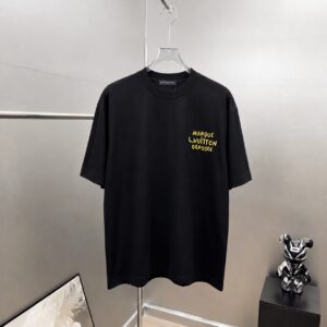 P75 1v～ Lv路易logo刺绣字母 《区别通货面料》7a抗菌短袖tee 上身十分舒适，男女同款半袖，落肩宽松版型 颜色: 黑色 白色 咖啡色 尺码：S（90-130斤） M（125-150斤） L（135-165斤） XL（160-190斤） XXL（185-220斤）