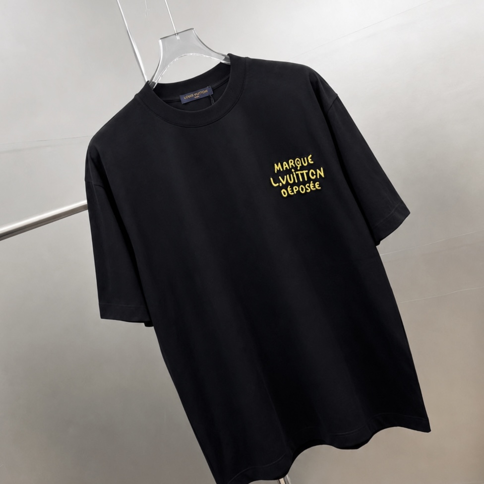 P75 1v～ Lv路易logo刺绣字母 《区别通货面料》7a抗菌短袖tee 上身十分舒适，男女同款半袖，落肩宽松版型 颜色: 黑色 白色 咖啡色 尺码：S（90-130斤） M（125-150斤） L（135-165斤） XL（160-190斤） XXL（185-220斤）
