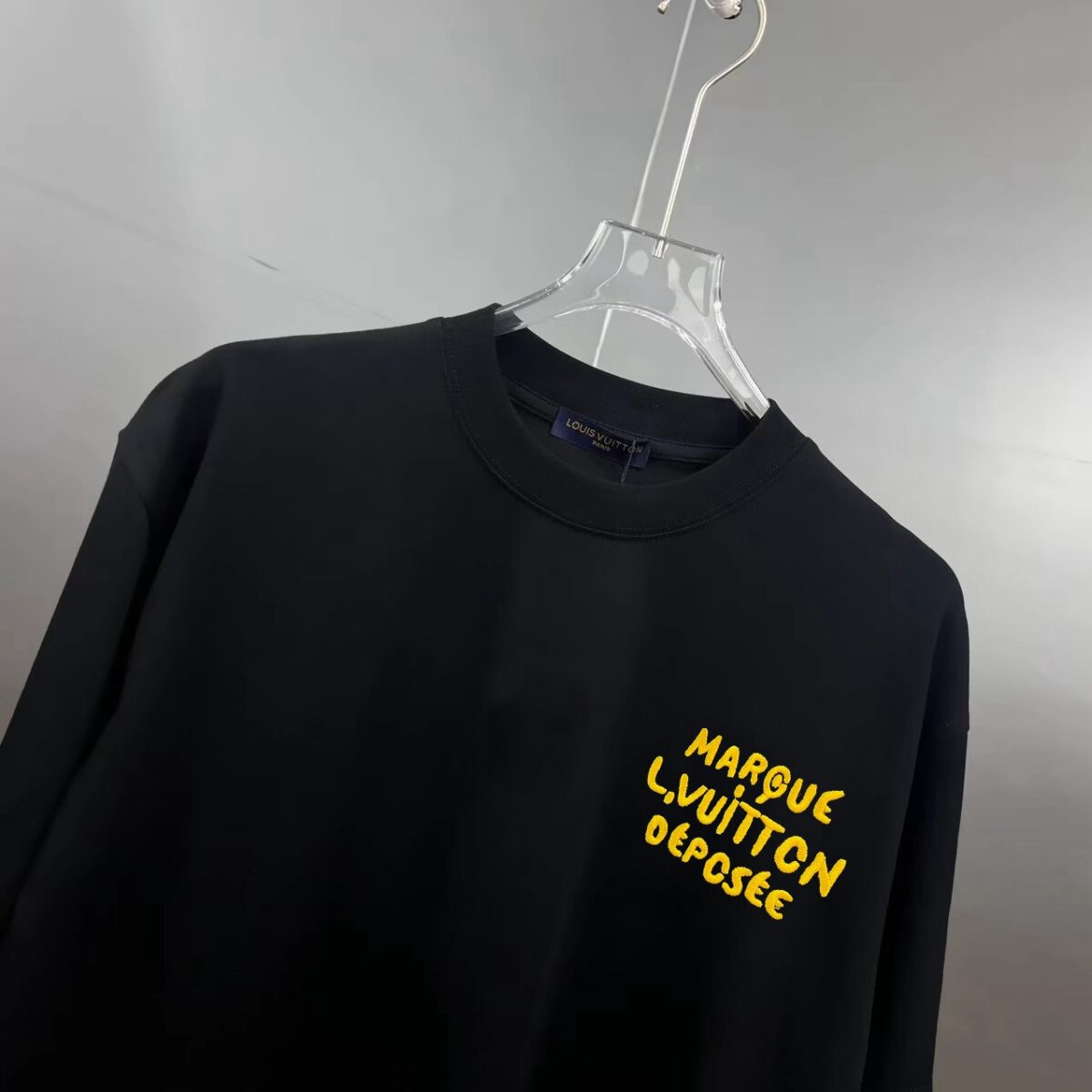P75 1v～ Lv路易logo刺绣字母 《区别通货面料》7a抗菌短袖tee 上身十分舒适，男女同款半袖，落肩宽松版型 颜色: 黑色 白色 咖啡色 尺码：S（90-130斤） M（125-150斤） L（135-165斤） XL（160-190斤） XXL（185-220斤）