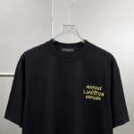 P75 1v～ Lv路易logo刺绣字母 《区别通货面料》7a抗菌短袖tee 上身十分舒适，男女同款半袖，落肩宽松版型 颜色: 黑色 白色 咖啡色 尺码：S（90-130斤） M（125-150斤） L（135-165斤） XL（160-190斤） XXL（185-220斤）