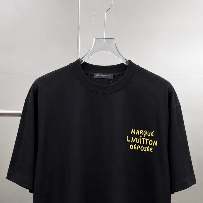 P75 1v～ Lv路易logo刺绣字母 《区别通货面料》7a抗菌短袖tee 上身十分舒适，男女同款半袖，落肩宽松版型 颜色: 黑色 白色 咖啡色 尺码：S（90-130斤） M（125-150斤） L（135-165斤） XL（160-190斤） XXL（185-220斤）