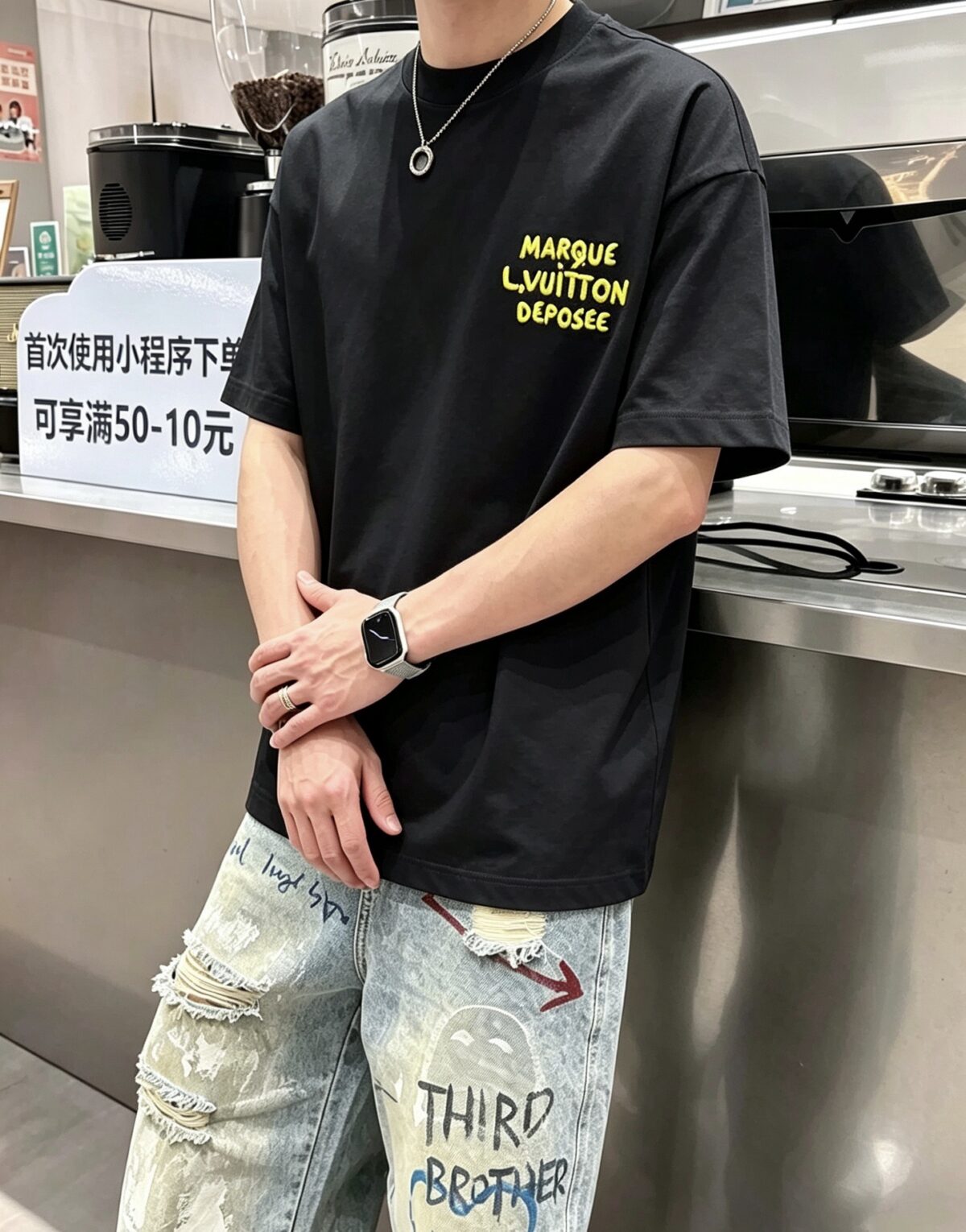 P75 1v～ Lv路易logo刺绣字母 《区别通货面料》7a抗菌短袖tee 上身十分舒适，男女同款半袖，落肩宽松版型 颜色: 黑色 白色 咖啡色 尺码：S（90-130斤） M（125-150斤） L（135-165斤） XL（160-190斤） XXL（185-220斤）