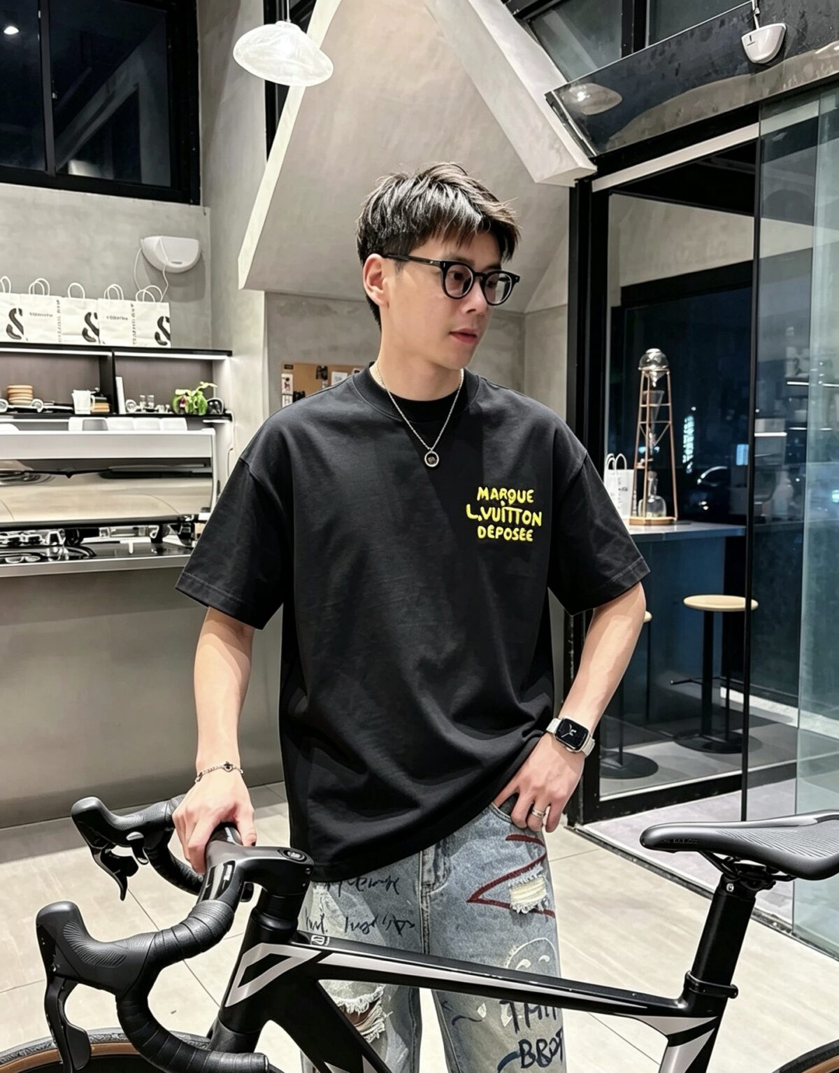 P75 1v～ Lv路易logo刺绣字母 《区别通货面料》7a抗菌短袖tee 上身十分舒适，男女同款半袖，落肩宽松版型 颜色: 黑色 白色 咖啡色 尺码：S（90-130斤） M（125-150斤） L（135-165斤） XL（160-190斤） XXL（185-220斤）