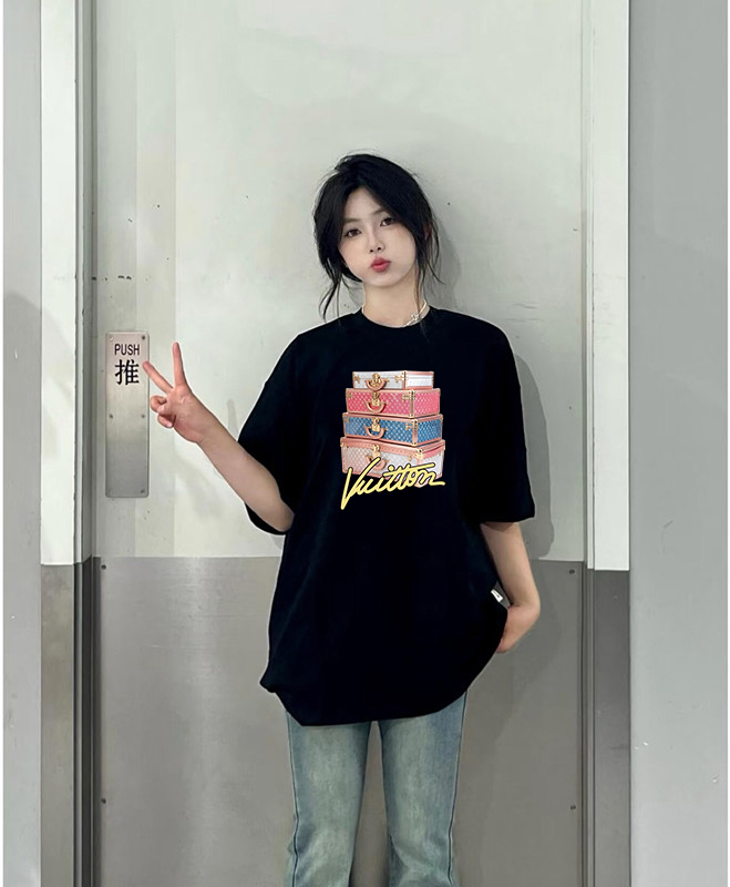 P70 LV/路易威登 印花Logo百搭潮流短袖T恤男女同款 吊牌 领标 水洗唛 三标齐全 定织定染280克精梳棉面料 尺码：S-XXL 颜色：黑色，白色，藏青色