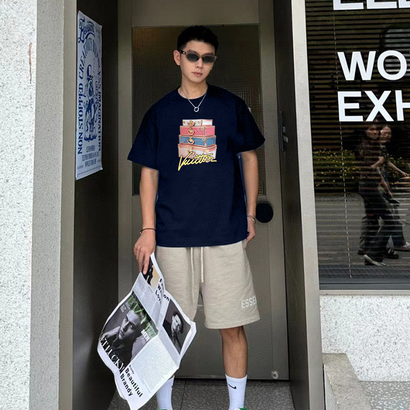 P70 LV/路易威登 印花Logo百搭潮流短袖T恤男女同款 吊牌 领标 水洗唛 三标齐全 定织定染280克精梳棉面料 尺码：S-XXL 颜色：黑色，白色，藏青色