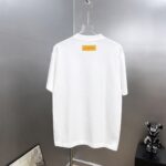 P75 1v～ Lv路易logo刺绣字母 《区别通货面料》7a抗菌短袖tee 上身十分舒适，男女同款半袖，落肩宽松版型 颜色: 黑色 白色 咖啡色 尺码：S（90-130斤） M（125-150斤） L（135-165斤） XL（160-190斤） XXL（185-220斤）