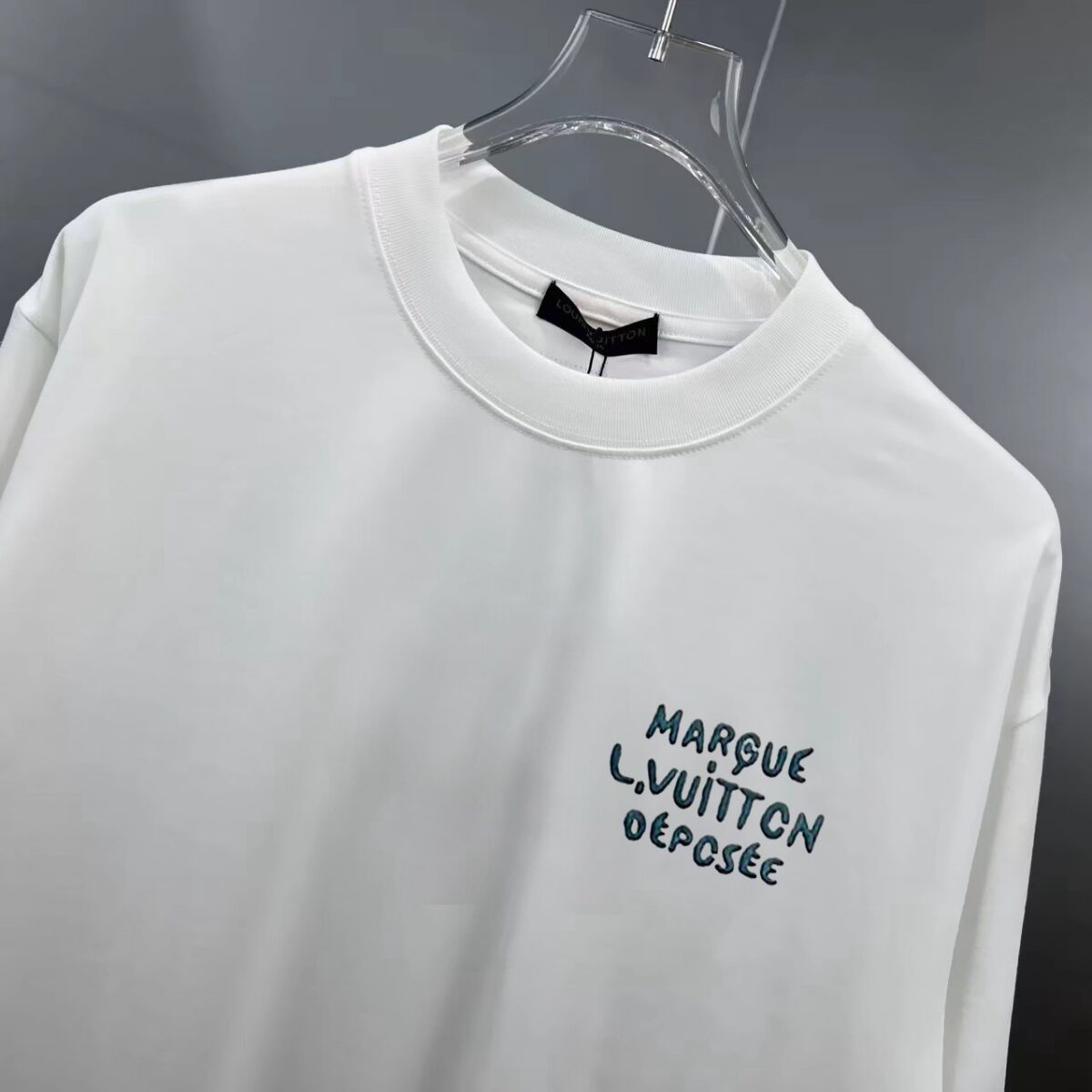 P75 1v～ Lv路易logo刺绣字母 《区别通货面料》7a抗菌短袖tee 上身十分舒适，男女同款半袖，落肩宽松版型 颜色: 黑色 白色 咖啡色 尺码：S（90-130斤） M（125-150斤） L（135-165斤） XL（160-190斤） XXL（185-220斤）