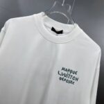 P75 1v～ Lv路易logo刺绣字母 《区别通货面料》7a抗菌短袖tee 上身十分舒适，男女同款半袖，落肩宽松版型 颜色: 黑色 白色 咖啡色 尺码：S（90-130斤） M（125-150斤） L（135-165斤） XL（160-190斤） XXL（185-220斤）