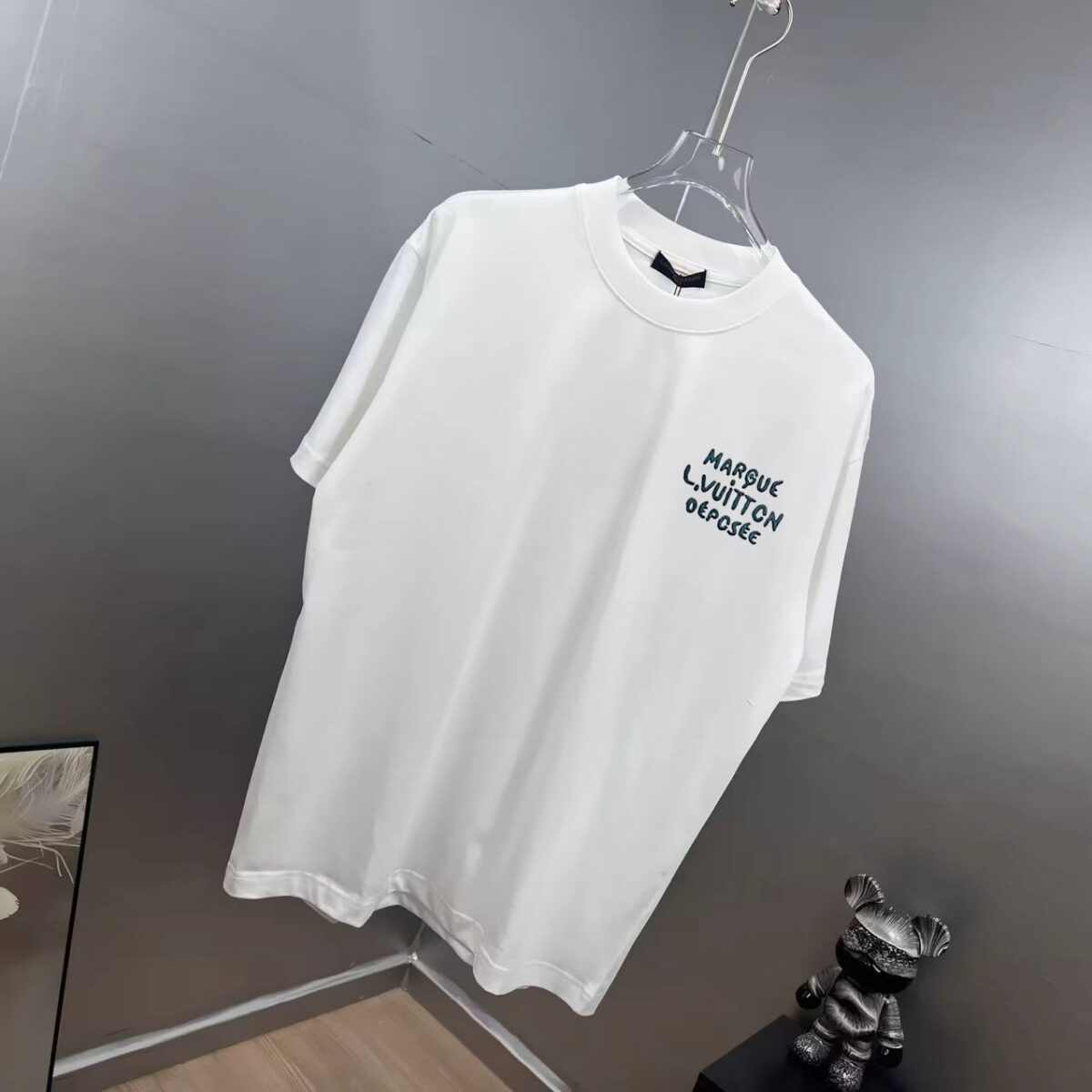 P75 1v～ Lv路易logo刺绣字母 《区别通货面料》7a抗菌短袖tee 上身十分舒适，男女同款半袖，落肩宽松版型 颜色: 黑色 白色 咖啡色 尺码：S（90-130斤） M（125-150斤） L（135-165斤） XL（160-190斤） XXL（185-220斤）
