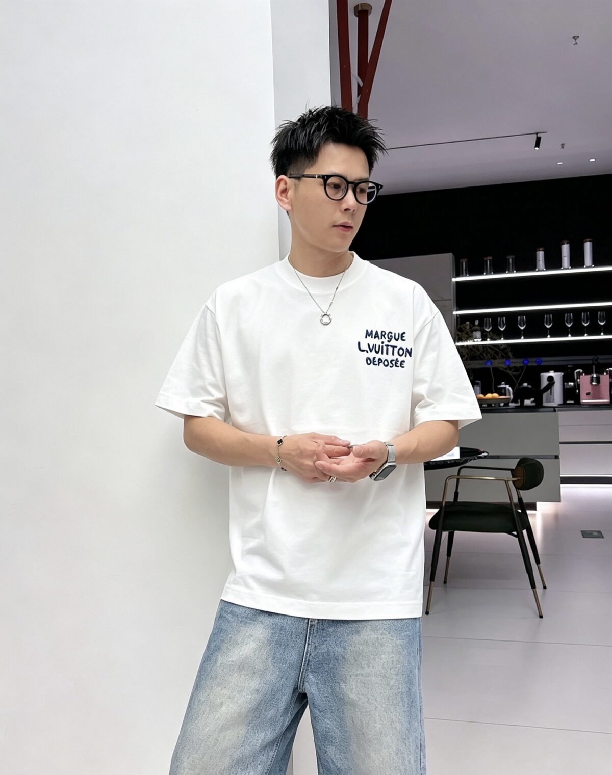 P75 1v～ Lv路易logo刺绣字母 《区别通货面料》7a抗菌短袖tee 上身十分舒适，男女同款半袖，落肩宽松版型 颜色: 黑色 白色 咖啡色 尺码：S（90-130斤） M（125-150斤） L（135-165斤） XL（160-190斤） XXL（185-220斤）