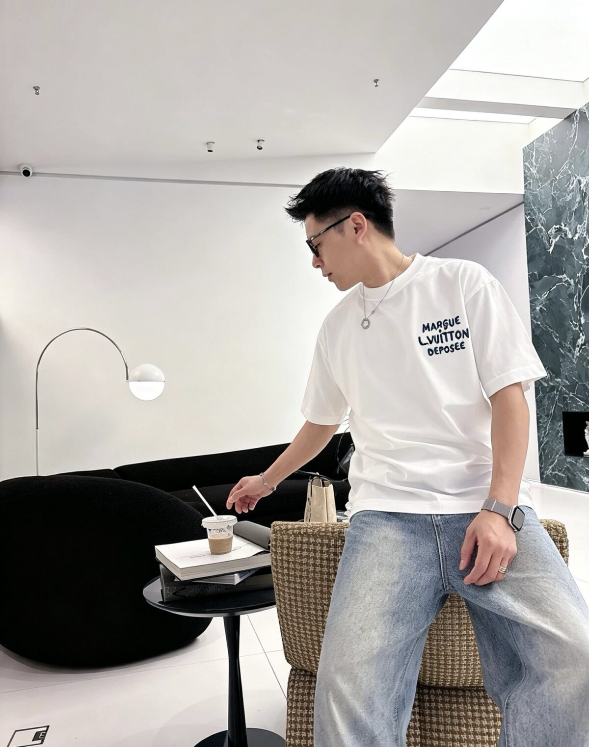 P75 1v～ Lv路易logo刺绣字母 《区别通货面料》7a抗菌短袖tee 上身十分舒适，男女同款半袖，落肩宽松版型 颜色: 黑色 白色 咖啡色 尺码：S（90-130斤） M（125-150斤） L（135-165斤） XL（160-190斤） XXL（185-220斤）