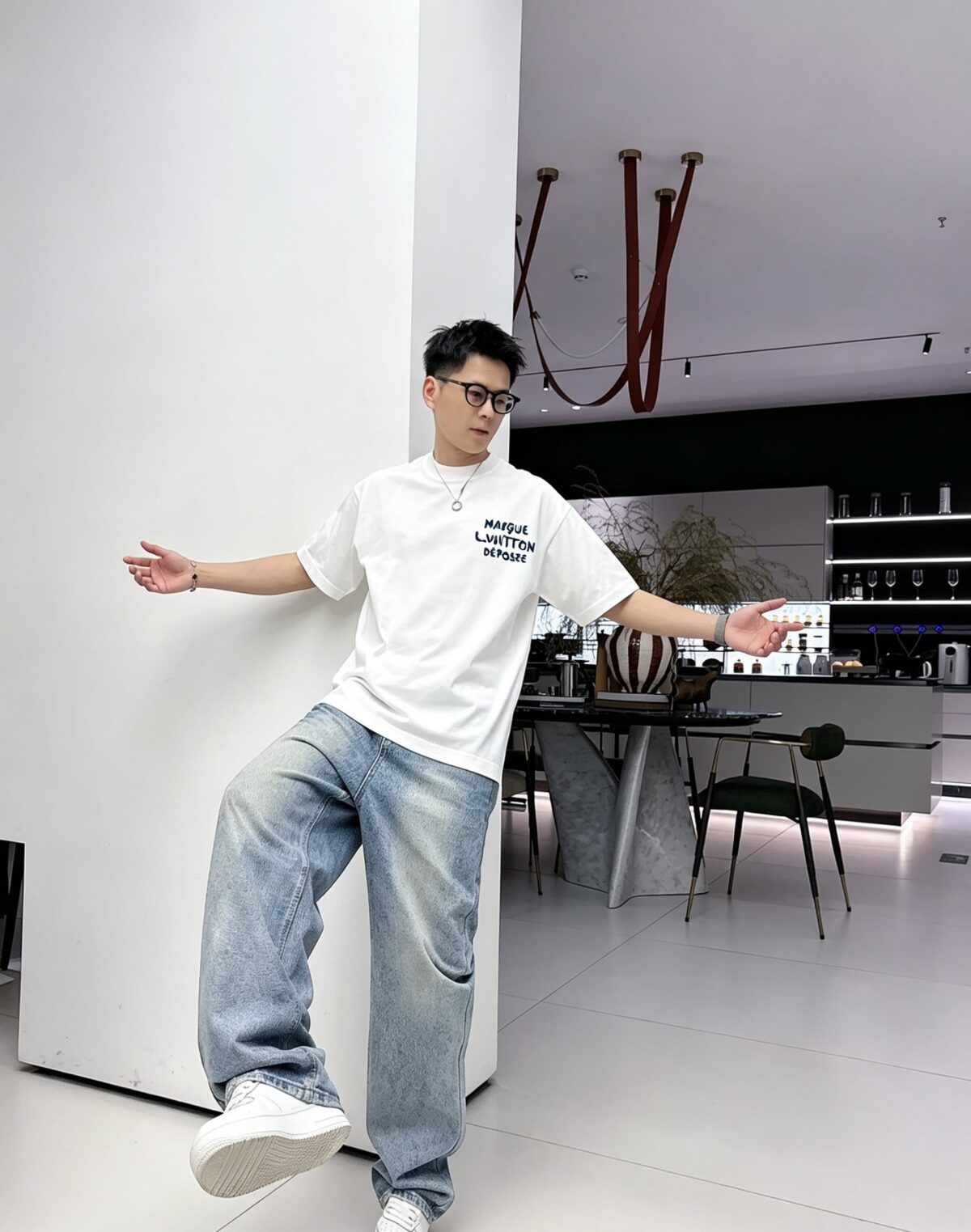 P75 1v～ Lv路易logo刺绣字母 《区别通货面料》7a抗菌短袖tee 上身十分舒适，男女同款半袖，落肩宽松版型 颜色: 黑色 白色 咖啡色 尺码：S（90-130斤） M（125-150斤） L（135-165斤） XL（160-190斤） XXL（185-220斤）
