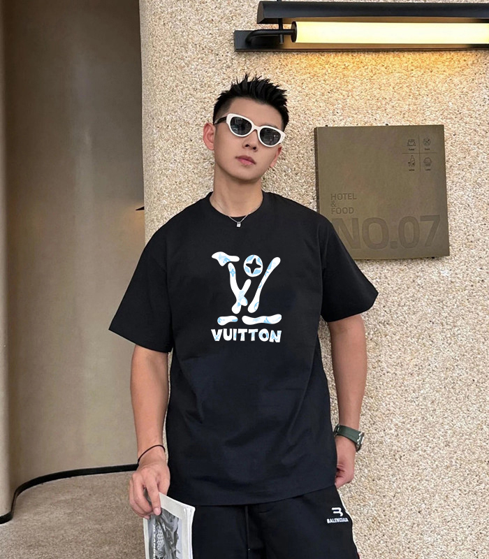 P70 LV/路易威登 印花Logo百搭潮流短袖T恤男女同款 吊牌 领标 水洗唛 三标齐全 定织定染280克精梳棉面料 尺码：S-XXL 颜色：黑色，白色，藏青色