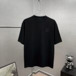P75 1v～ Lv路易logo刺绣字母 《区别通货面料》7a抗菌短袖tee 上身十分舒适，男女同款半袖，落肩宽松版型 颜色: 黑色 白色 咖啡色 尺码：S（90-130斤） M（125-150斤） L（135-165斤） XL（160-190斤） XXL（185-220斤）