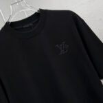 P75 1v～ Lv路易logo刺绣字母 《区别通货面料》7a抗菌短袖tee 上身十分舒适，男女同款半袖，落肩宽松版型 颜色: 黑色 白色 咖啡色 尺码：S（90-130斤） M（125-150斤） L（135-165斤） XL（160-190斤） XXL（185-220斤）