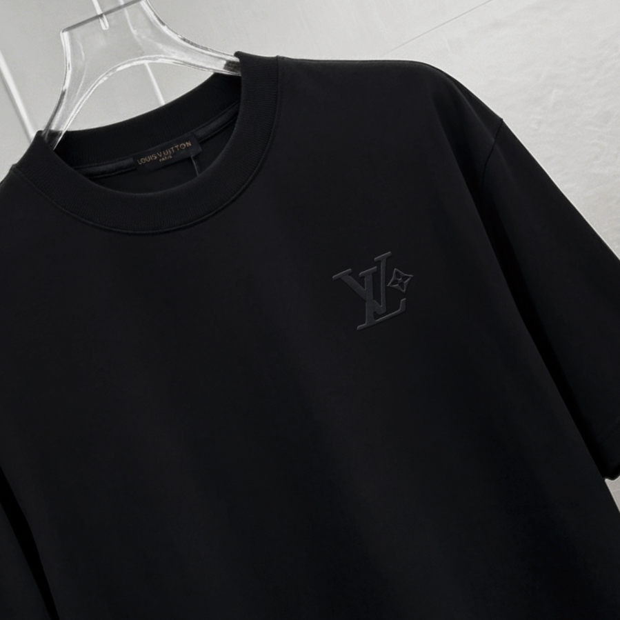 P75 1v～ Lv路易logo刺绣字母 《区别通货面料》7a抗菌短袖tee 上身十分舒适，男女同款半袖，落肩宽松版型 颜色: 黑色 白色 咖啡色 尺码：S（90-130斤） M（125-150斤） L（135-165斤） XL（160-190斤） XXL（185-220斤）