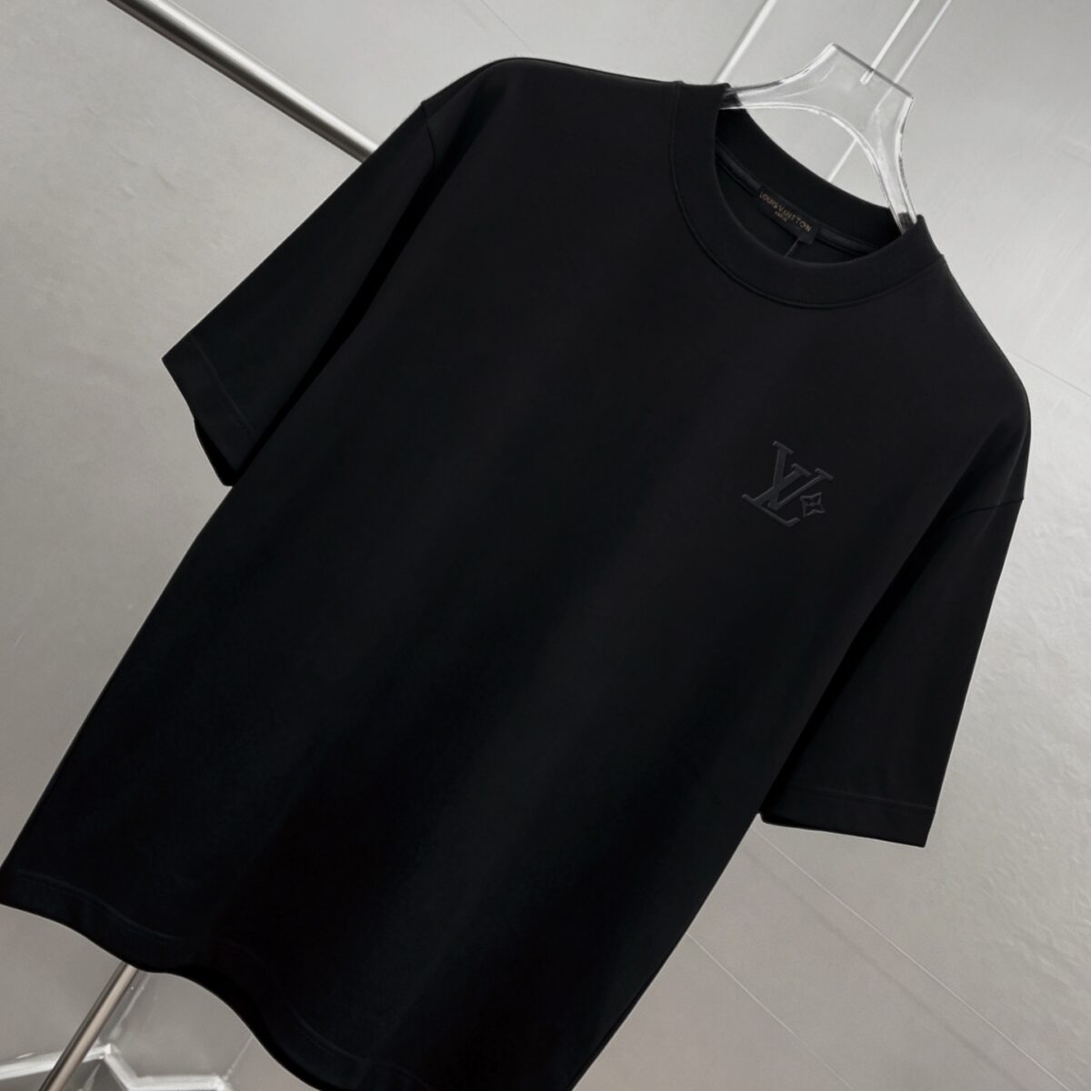 P75 1v～ Lv路易logo刺绣字母 《区别通货面料》7a抗菌短袖tee 上身十分舒适，男女同款半袖，落肩宽松版型 颜色: 黑色 白色 咖啡色 尺码：S（90-130斤） M（125-150斤） L（135-165斤） XL（160-190斤） XXL（185-220斤）