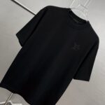 P75 1v～ Lv路易logo刺绣字母 《区别通货面料》7a抗菌短袖tee 上身十分舒适，男女同款半袖，落肩宽松版型 颜色: 黑色 白色 咖啡色 尺码：S（90-130斤） M（125-150斤） L（135-165斤） XL（160-190斤） XXL（185-220斤）