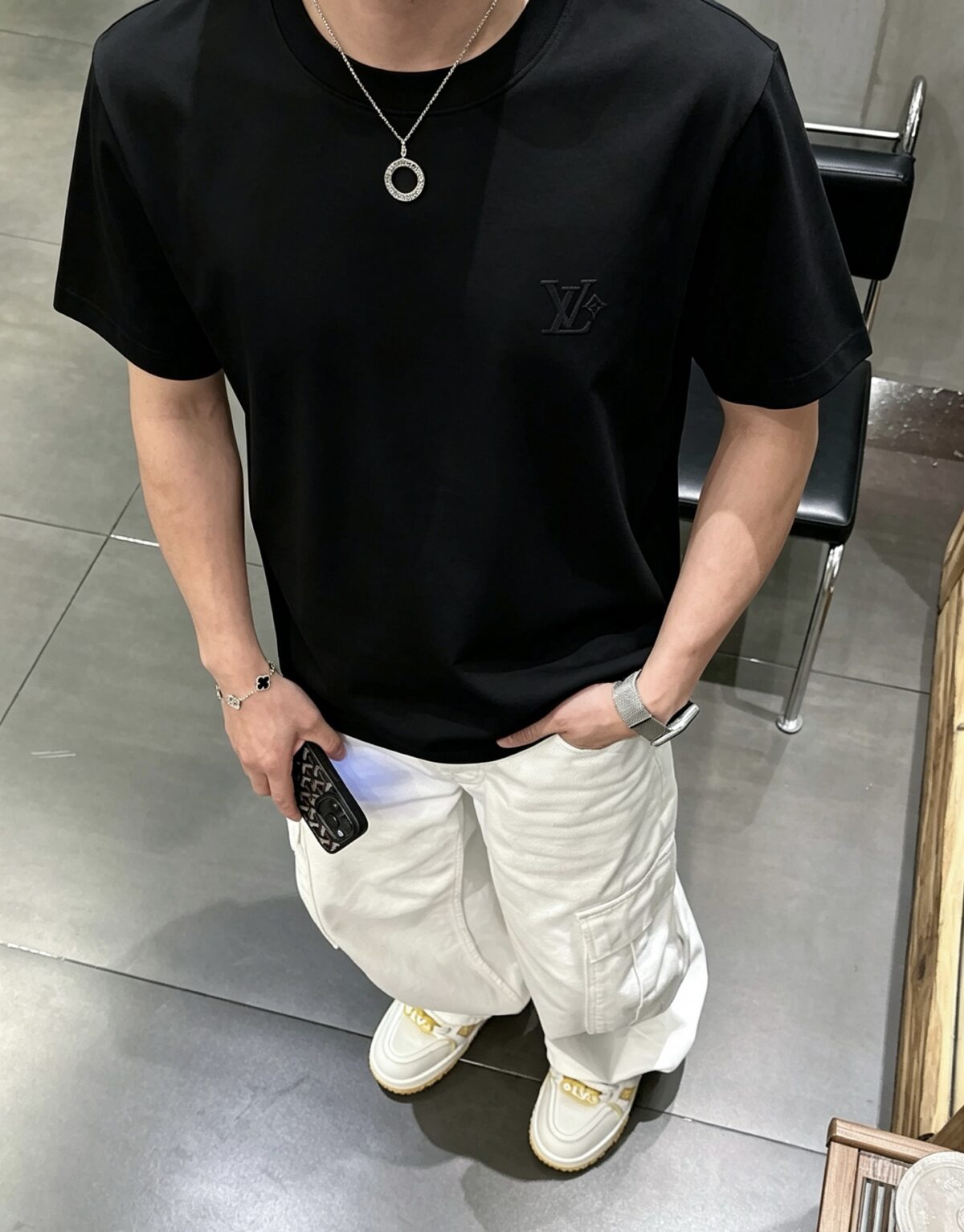 P75 1v～ Lv路易logo刺绣字母 《区别通货面料》7a抗菌短袖tee 上身十分舒适，男女同款半袖，落肩宽松版型 颜色: 黑色 白色 咖啡色 尺码：S（90-130斤） M（125-150斤） L（135-165斤） XL（160-190斤） XXL（185-220斤）