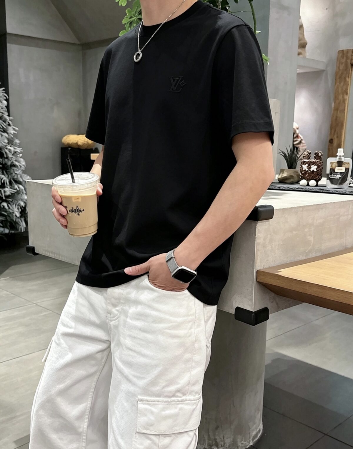 P75 1v～ Lv路易logo刺绣字母 《区别通货面料》7a抗菌短袖tee 上身十分舒适，男女同款半袖，落肩宽松版型 颜色: 黑色 白色 咖啡色 尺码：S（90-130斤） M（125-150斤） L（135-165斤） XL（160-190斤） XXL（185-220斤）