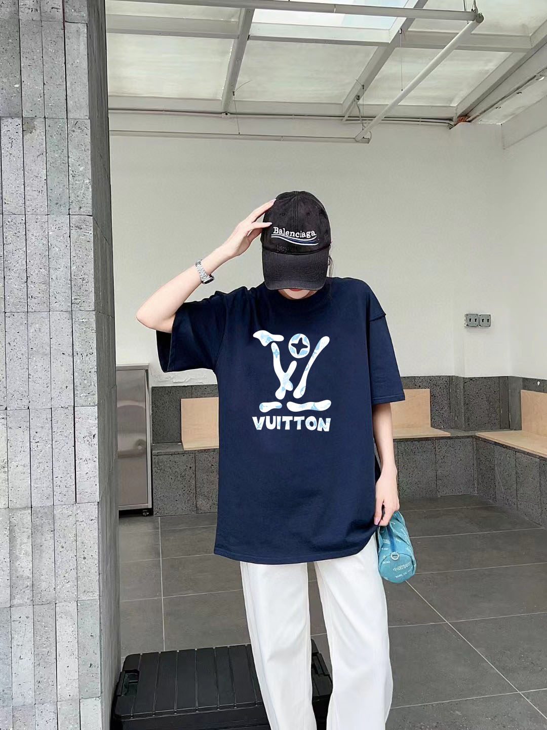 P70 LV/路易威登 印花Logo百搭潮流短袖T恤男女同款 吊牌 领标 水洗唛 三标齐全 定织定染280克精梳棉面料 尺码：S-XXL 颜色：黑色，白色，藏青色