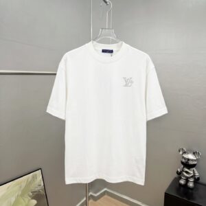 P75 1v～ Lv路易logo刺绣字母 《区别通货面料》7a抗菌短袖tee 上身十分舒适，男女同款半袖，落肩宽松版型 颜色: 黑色 白色 咖啡色 尺码：S（90-130斤） M（125-150斤） L（135-165斤） XL（160-190斤） XXL（185-220斤）