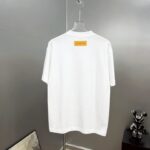P75 1v～ Lv路易logo刺绣字母 《区别通货面料》7a抗菌短袖tee 上身十分舒适，男女同款半袖，落肩宽松版型 颜色: 黑色 白色 咖啡色 尺码：S（90-130斤） M（125-150斤） L（135-165斤） XL（160-190斤） XXL（185-220斤）
