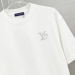 P75 1v～ Lv路易logo刺绣字母 《区别通货面料》7a抗菌短袖tee 上身十分舒适，男女同款半袖，落肩宽松版型 颜色: 黑色 白色 咖啡色 尺码：S（90-130斤） M（125-150斤） L（135-165斤） XL（160-190斤） XXL（185-220斤）