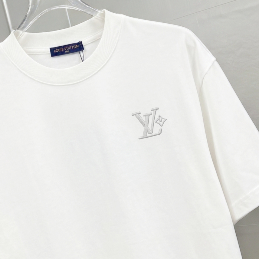 P75 1v～ Lv路易logo刺绣字母 《区别通货面料》7a抗菌短袖tee 上身十分舒适，男女同款半袖，落肩宽松版型 颜色: 黑色 白色 咖啡色 尺码：S（90-130斤） M（125-150斤） L（135-165斤） XL（160-190斤） XXL（185-220斤）