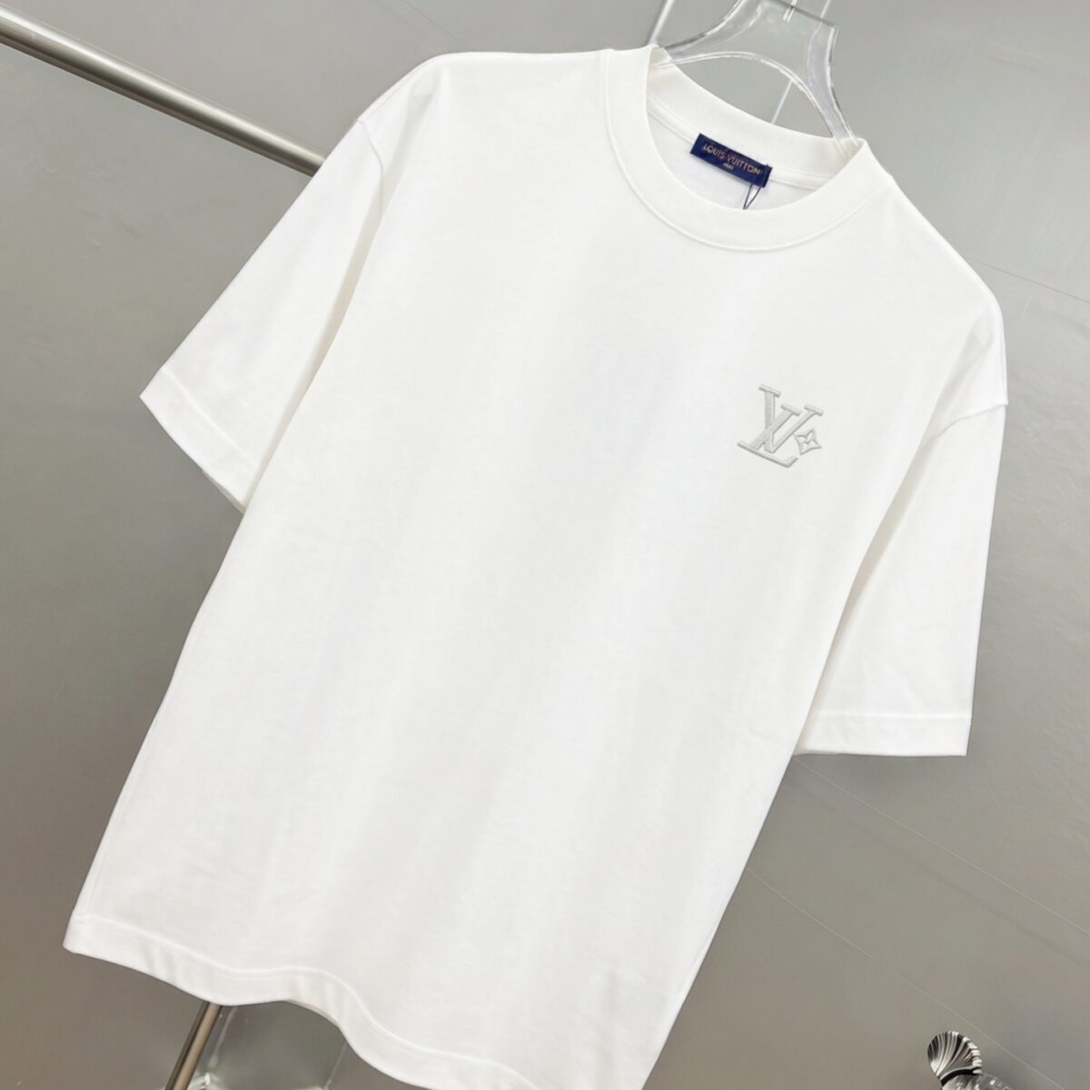 P75 1v～ Lv路易logo刺绣字母 《区别通货面料》7a抗菌短袖tee 上身十分舒适，男女同款半袖，落肩宽松版型 颜色: 黑色 白色 咖啡色 尺码：S（90-130斤） M（125-150斤） L（135-165斤） XL（160-190斤） XXL（185-220斤）
