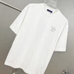 P75 1v～ Lv路易logo刺绣字母 《区别通货面料》7a抗菌短袖tee 上身十分舒适，男女同款半袖，落肩宽松版型 颜色: 黑色 白色 咖啡色 尺码：S（90-130斤） M（125-150斤） L（135-165斤） XL（160-190斤） XXL（185-220斤）
