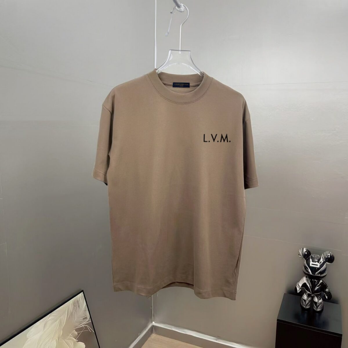 P75 1v～ Lv路易logo刺绣字母 《区别通货面料》7a抗菌短袖tee 上身十分舒适，男女同款半袖，落肩宽松版型 颜色: 黑色 白色 咖啡色 尺码：S（90-130斤） M（125-150斤） L（135-165斤） XL（160-190斤） XXL（185-220斤）