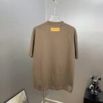 P75 1v～ Lv路易logo刺绣字母 《区别通货面料》7a抗菌短袖tee 上身十分舒适，男女同款半袖，落肩宽松版型 颜色: 黑色 白色 咖啡色 尺码：S（90-130斤） M（125-150斤） L（135-165斤） XL（160-190斤） XXL（185-220斤）