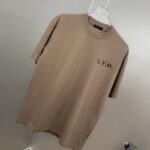 P75 1v～ Lv路易logo刺绣字母 《区别通货面料》7a抗菌短袖tee 上身十分舒适，男女同款半袖，落肩宽松版型 颜色: 黑色 白色 咖啡色 尺码：S（90-130斤） M（125-150斤） L（135-165斤） XL（160-190斤） XXL（185-220斤）