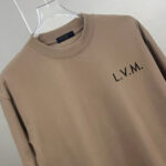 P75 1v～ Lv路易logo刺绣字母 《区别通货面料》7a抗菌短袖tee 上身十分舒适，男女同款半袖，落肩宽松版型 颜色: 黑色 白色 咖啡色 尺码：S（90-130斤） M（125-150斤） L（135-165斤） XL（160-190斤） XXL（185-220斤）