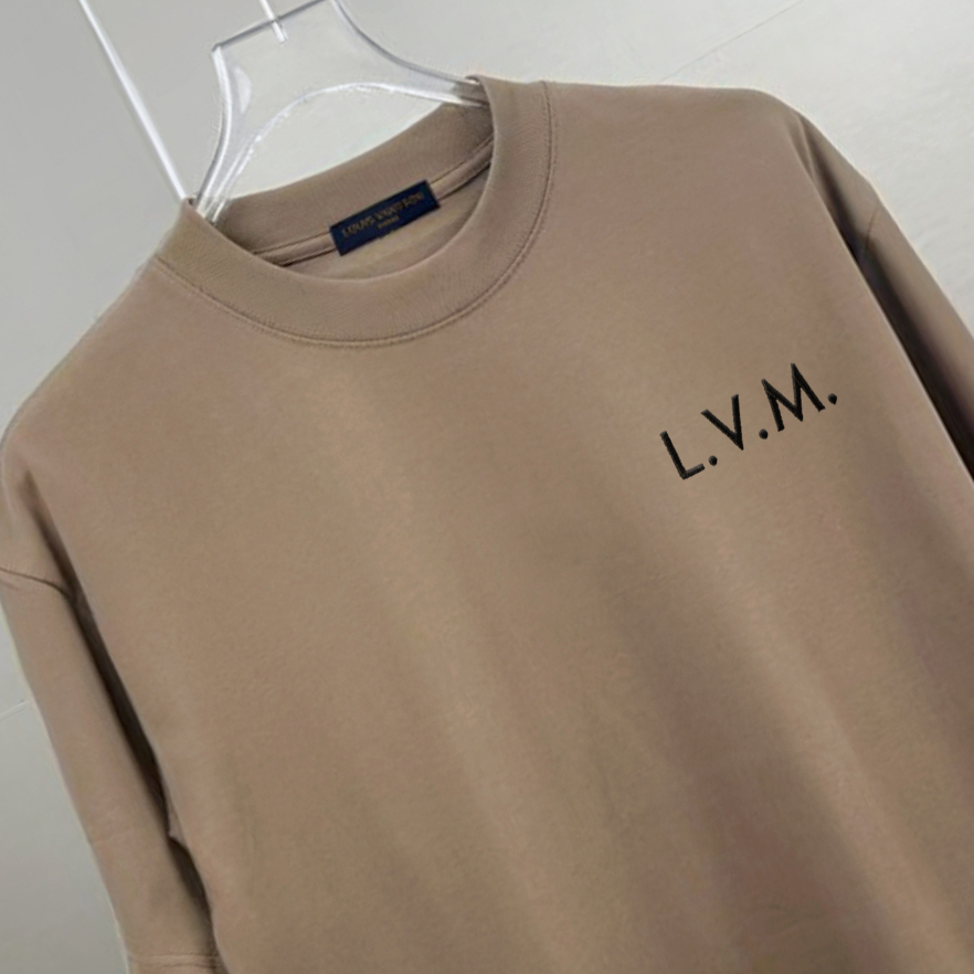 P75 1v～ Lv路易logo刺绣字母 《区别通货面料》7a抗菌短袖tee 上身十分舒适，男女同款半袖，落肩宽松版型 颜色: 黑色 白色 咖啡色 尺码：S（90-130斤） M（125-150斤） L（135-165斤） XL（160-190斤） XXL（185-220斤）