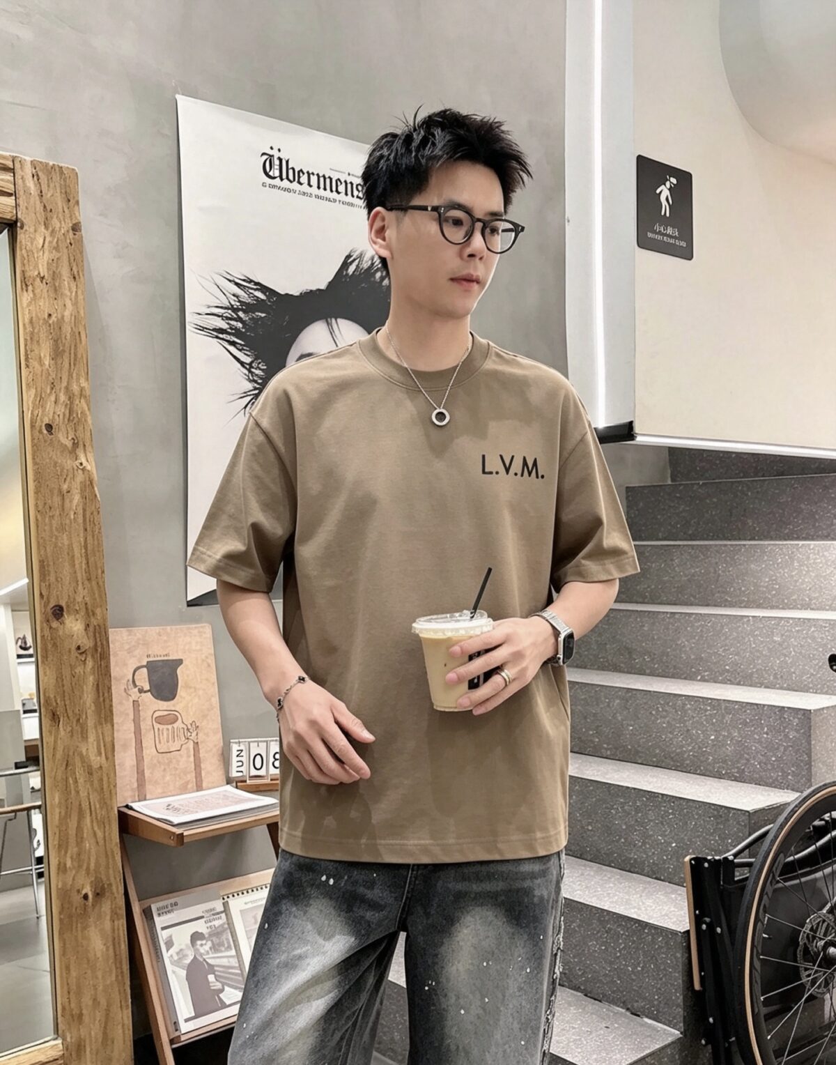 P75 1v～ Lv路易logo刺绣字母 《区别通货面料》7a抗菌短袖tee 上身十分舒适，男女同款半袖，落肩宽松版型 颜色: 黑色 白色 咖啡色 尺码：S（90-130斤） M（125-150斤） L（135-165斤） XL（160-190斤） XXL（185-220斤）