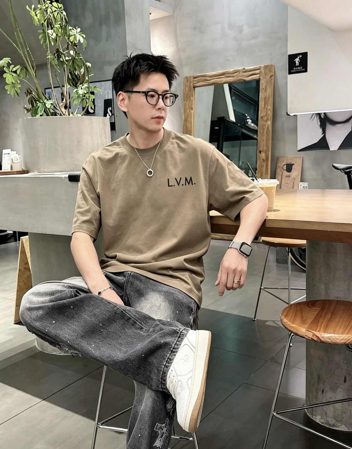 P75 1v～ Lv路易logo刺绣字母 《区别通货面料》7a抗菌短袖tee 上身十分舒适，男女同款半袖，落肩宽松版型 颜色: 黑色 白色 咖啡色 尺码：S（90-130斤） M（125-150斤） L（135-165斤） XL（160-190斤） XXL（185-220斤）