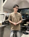 P75 1v～ Lv路易logo刺绣字母 《区别通货面料》7a抗菌短袖tee 上身十分舒适，男女同款半袖，落肩宽松版型 颜色: 黑色 白色 咖啡色 尺码：S（90-130斤） M（125-150斤） L（135-165斤） XL（160-190斤） XXL（185-220斤）